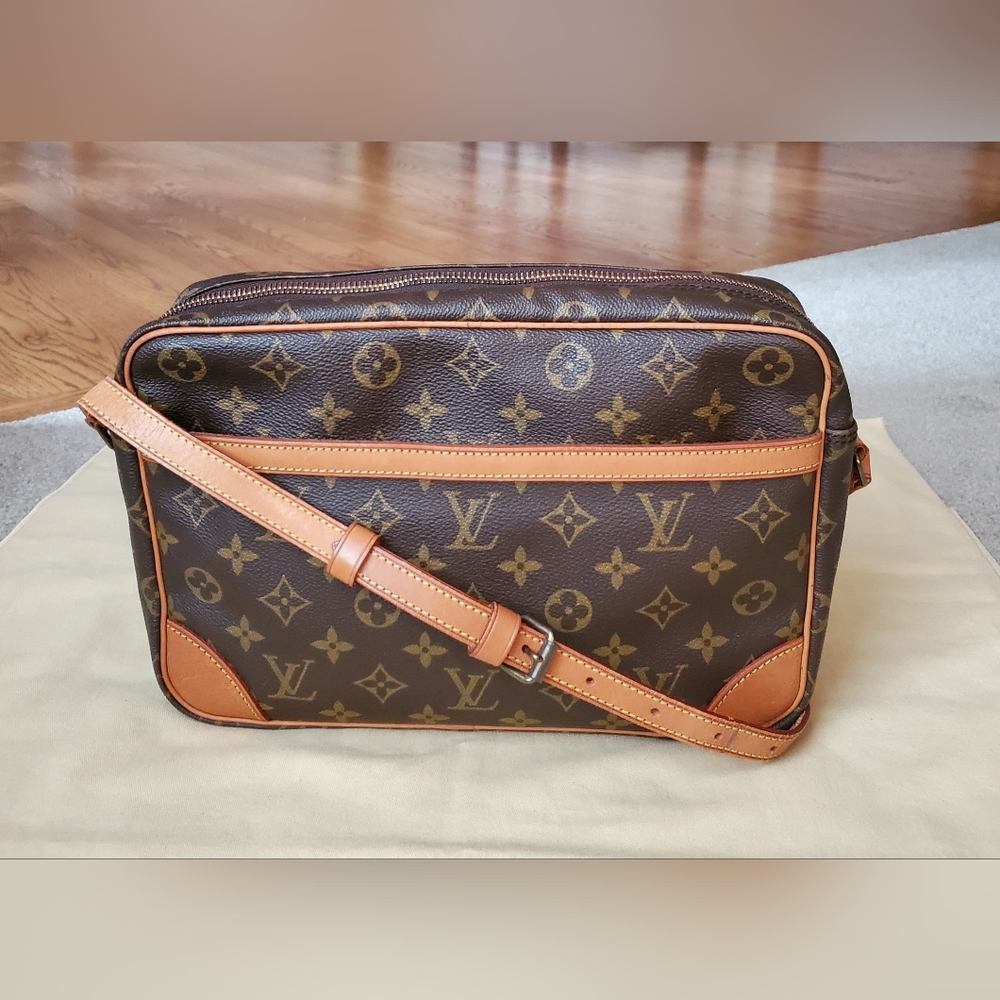 Louis Vuitton Trocadero 28 Crossbody Bag